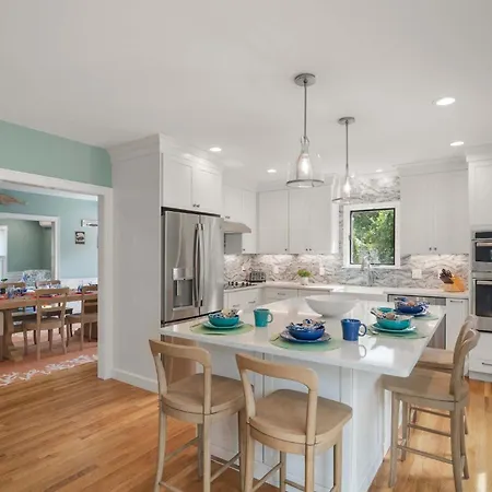 Minutes To Oceanside Beaches Private Deck And Backyard